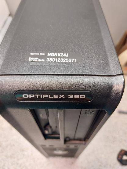hochkant stehender Desktop Rechner mit Service Tag und Express Service Code Bezeichnung und der Produktbezeichnung Optiplex 360