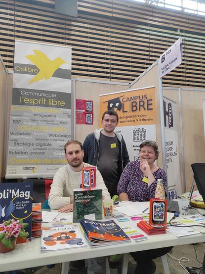 3 personnes animant le stand de Campus dy Libre et la licence Colibre.