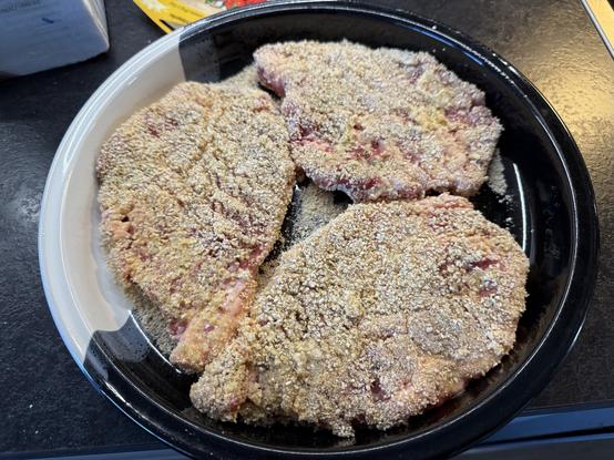 Paneroidut kasslerpihvit ennen paistamista.