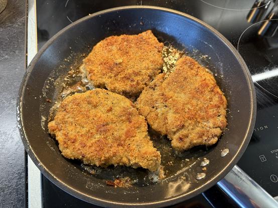 Paneroidut kasslerpihvit valmiina.