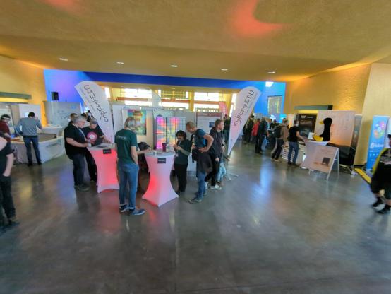 Foyer der TU Chemnitz mit Messeständen und Besuchern