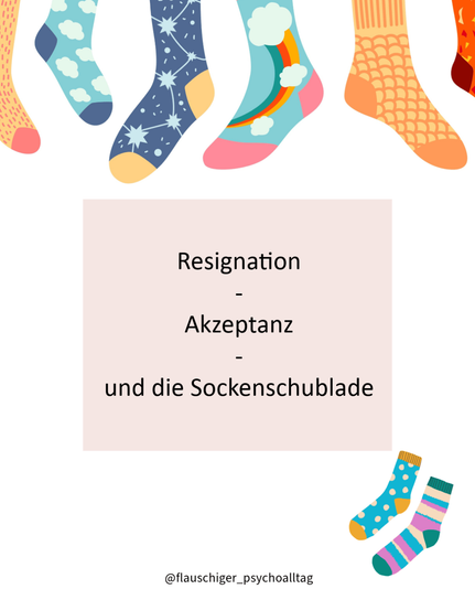 Unter einer Sockengirlande steht in einer Kachel der Text: Resignation - Akzeptanz - und die Sockenschublade
