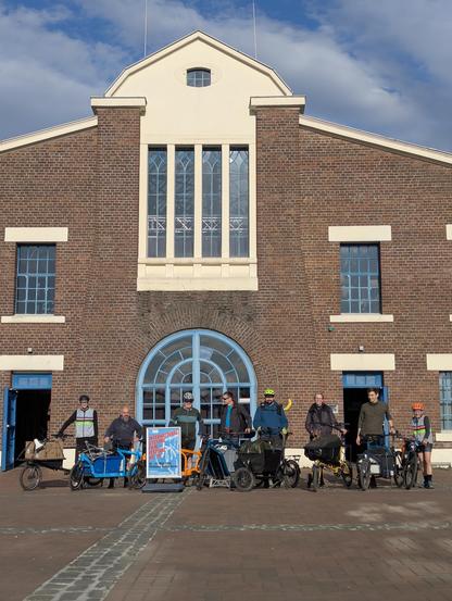 Ein Gruppenfoto mit Lastenrädern vor den Flottmannhallen