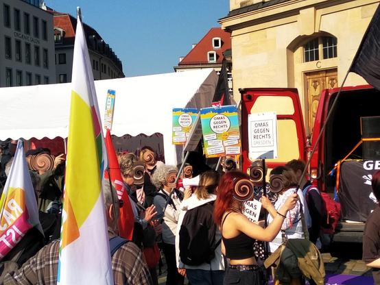 Omas und Opas singen bei antifaschistischer Demo gegen den Nazi-Aufmarsch auf dem Neumarkt in dresden