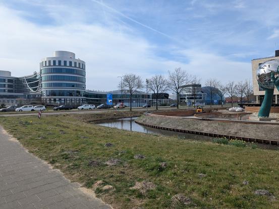 The entire complex seen from the road. Next to the theatre is Afas' office complex.