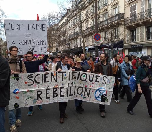 Les activistes d'XR et de Scientifiques en Rébellion devant la banderolle SeR.
On voit également une pancarte "L'ère haine = la convergence des brutes" (jeu de mots avec RN et convergence des luttes).
