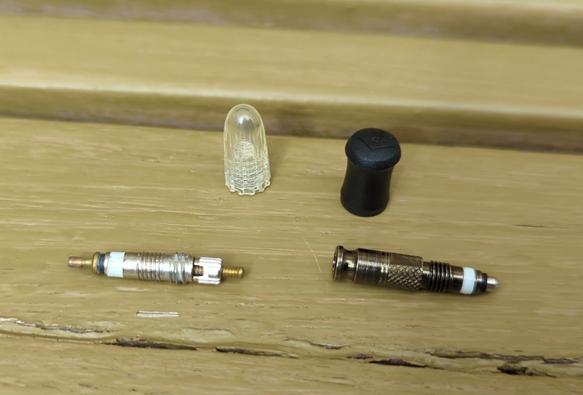 ausgebautes SV und SCV Ventil, inkl. deren "Staubschutzkappen"