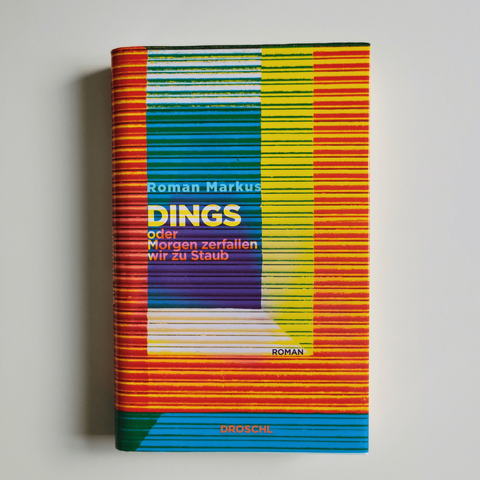 Auf dem Foto ist das Buch "Dings oder Morgen zerfallen wir zu Staub" von Roman Markus abgebildet.