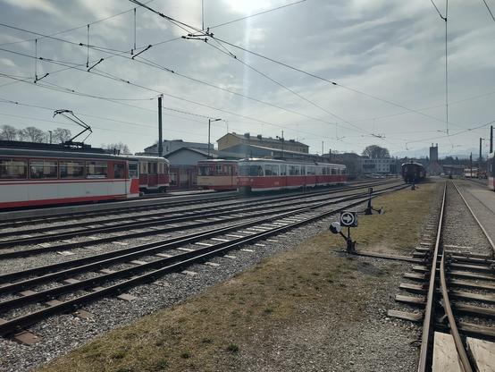 Regionalbahnhof Vorchdorf mit einigen älteren Triebwägen der Vorchdorferbahn