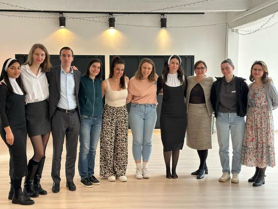 Group picture of the beginner group of the acting lessons at The Bridge in Brussels