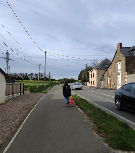 Piétonne qui revient de faire ses courses sur le REV