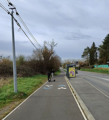 Deux jeunes, à pieds et à trottinette électrique sur le REV