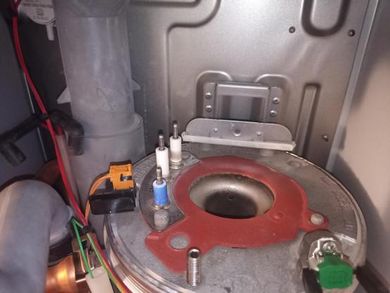 Detail zapalovacího bloku po odstrojení ventilátoru kotle po odpojení kabeláže