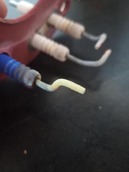 Detail zoxidované elektrody monitorující plamen