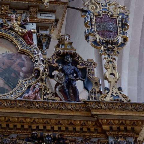 fragment ołtarza, jakaś mroczna postać za nią szkielet