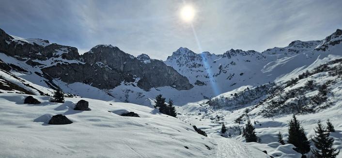 Looking back. On the left the lime rocks of the Graustein. in the center the snow trail glimmers in the sun.
