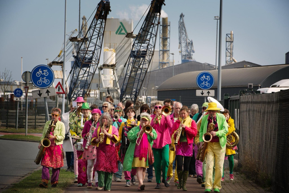 Kleurige brassband in grijze vieze industriële omgeving