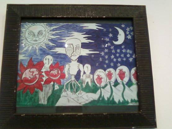 Essa obra evoca uma atmosfera de dualidade e transformação. No centro, uma figura humanoide parece se dissolver ou se reconstruir, com um rosto dividido e um corpo que se funde com o ambiente. Seus braços alongados se tornam estruturas esqueléticas, como raízes ou fios conectando-se à terra. Ao redor, flores com pétalas vermelhas e núcleos pulsantes, semelhantes a corações, crescem em um campo verdejante. Algumas dessas flores têm rostos humanos, sugerindo uma fusão entre a natureza e a consciência. Elas parecem observar ou testemunhar a transformação da figura central, criando um sentimento de introspecção e conexão com o desconhecido.No céu, um sol com um semblante austero e uma lua crescente flutuam lado a lado, simbolizando a coexistência entre luz e sombra, dia e noite, razão e emoção. O fundo estrelado adiciona uma profundidade cósmica, como se a cena existisse em um plano onírico ou em uma realidade paralela. A composição transmite uma sensação de transitoriedade...