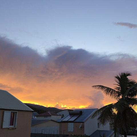 la même photo mais quelques minutes plus tard, les nuages derrière la coline s'embrassent un peu plus