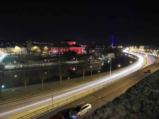 Saarbrücken bei Nacht mit rote angstrahltem Schauspielhaus