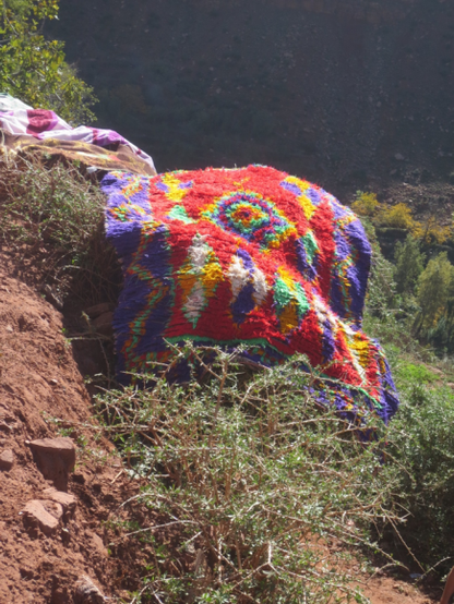 Tapis séchant au soleil, vallée de l’Ourika (Haut Atlas occidental, Maroc).
Photo: Mari Oiry Varacca