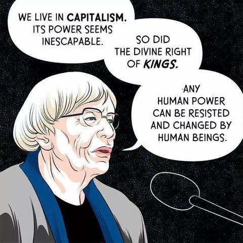 English:
The picture shows a drawing of an older woman, the author Ursula K. Le Guin, with short blonde hair and glasses, speaking into a microphone. She is wearing a gray jacket with a blue collar and a black top. The background is a dark, star-studded pattern that conveys a cosmic atmosphere.

Le Guin speaks in three speech bubbles. The first speech bubble reads: "WE LIVE IN CAPITALISM. ITS POWER SEEMS INESCAPABLE." The second speech bubble follows: "SO DID THE DIVINE RIGHT OF KINGS." The third speech bubble ends with: "-ANY HUMAN POWER CAN BE RESISTED AND CHANGED BY HUMAN BEINGS."

The drawing conveys a message about the transience of power structures and the ability of people to change them.


German:
Das Bild zeigt eine Zeichnung einer älteren Frau,  die Autorin Ursula K. Le Guin, mit kurzen, blonden Haaren und Brille, die in einem Mikrofon spricht. Sie trägt eine graue Jacke mit einem blauen Kragen und ein schwarzes Oberteil. Der Hintergrund ist ein dunkles, sternenbesetztes Muster, das eine kosmische Atmosphäre vermittelt.

Die Le Guin spricht in drei Sprechblasen. Die erste Sprechblase lautet: "WE LIVE IN CAPITALISM. ITS POWER SEEMS INESCAPABLE." Die zweite Sprechblase folgt: "SO DID THE DIVINE RIGHT OF KINGS." Die dritte Sprechblase endet mit: "-ANY HUMAN POWER CAN BE RESISTED AND CHANGED BY HUMAN BEINGS."

Die Zeichnung vermittelt eine Botschaft über die Vergänglichkeit von Machtstrukturen und die Fähigkeit der Menschen, diese zu verändern.