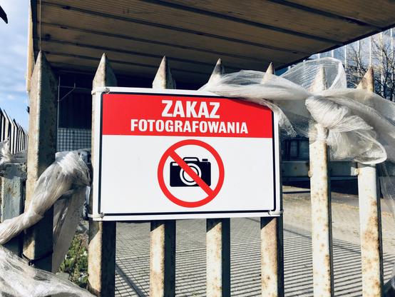 Poprzemysłowe hale na ul. Kazimierza Gierdziejewskiego, w wielu miejscach widoczne tabliczki z zakazem fotografowania.