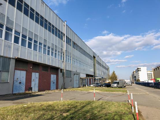 Poprzemysłowe hale na ul. Kazimierza Gierdziejewskiego, w wielu miejscach widoczne tabliczki z zakazem fotografowania.
