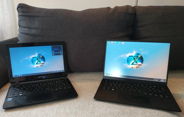 Teilausschnitt eines Sofas inkl. Sofakissen. Zwei Notebooks mit TuxedoOS sind zu sehen. Links Acer  Travelmate B115 auf 1366x768 Pixel Auflösung, rechts Tuxedo Pulse 14 auf 2880x1800 Pixel Auflösung.