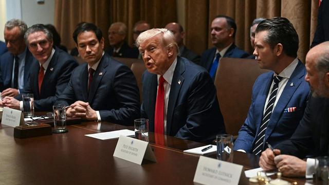 Trump spricht, und Regierungsmitglieder wie Rubio, Hegseth und andere lauschen respektvoll.