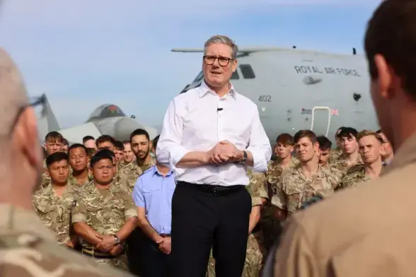 Der britische Premierminister Keir Starmer bei einem Truppenbesuch