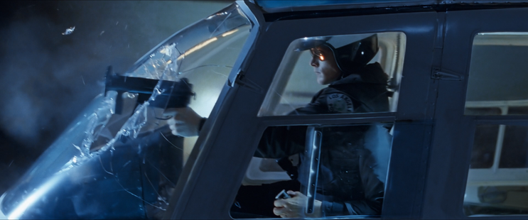 《魔鬼終結者２》劇照：直升機上的 T-1000 有兩隻左手，一隻握著操縱桿，一隻握著槍。