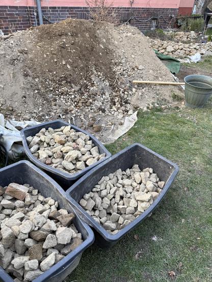 Viele Behälter mit Steinen
