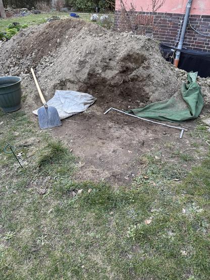 Ein Stück freie Erde neben dem Erdhaufen