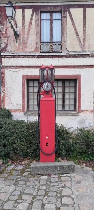 Une très vieille pompe à essence qui décore