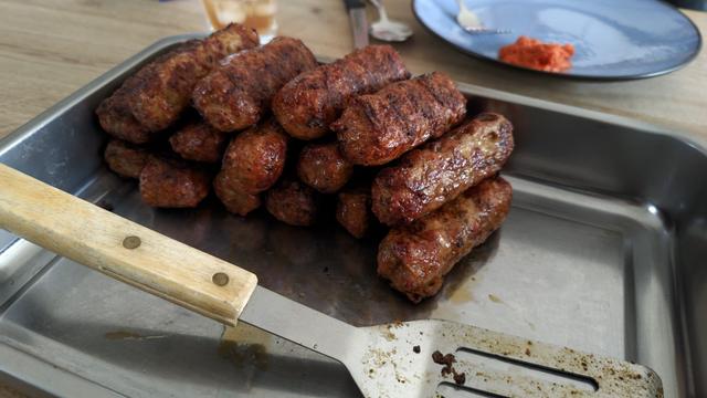 ein Haufen Cevapcici liegt in einer Edelstahlschale