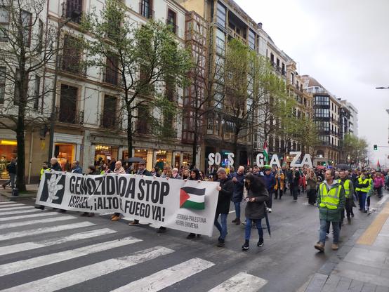 Manifestazioaren burua eta pankarta Boulevardean, Genozidioa Stop Irakurtzen da.