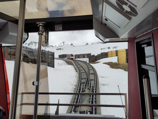 Foto. Standseilbahn bei der Ausweiche.