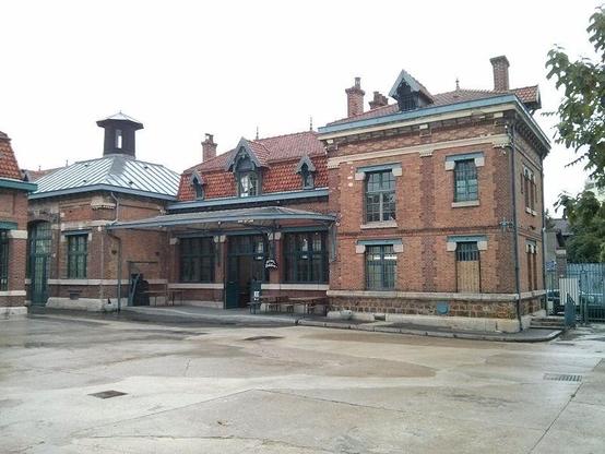 Ancienne usine pharmaceutique Raspail (usine Anis Gras) à #Arcueil (#ValDeMarne) Société créée en 1858, la maison Raspail mettait au point des médicaments à base de camphre censés soigner des maux variés. Produ...
Suite 👉 https://monumentum.fr/monument-historique/pa94000012/arcueil-ancienne-usine-pharmaceutique-raspail-usine-anis-gras
#Patrimoine #MonumentHistorique
Photo CC-BY-SA 4.0 : Sanao