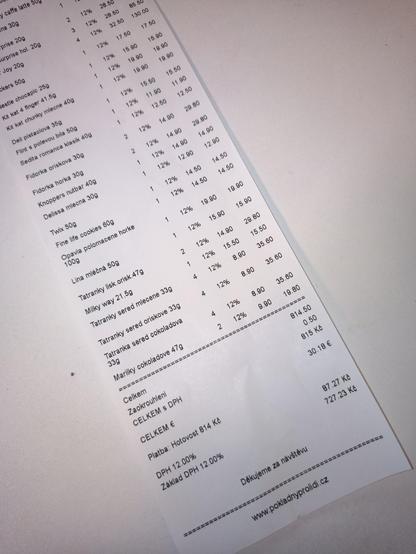 Účtenka za nákup sladkostí v hodnotě 727 Kč
