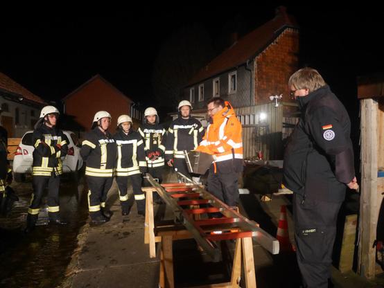 Die Vorstellung des Trichters. Ich zeige einer Gruppe Feuerwehrleuten und einem THW-Helfer den Trichter und das Einsetzen in eine Leiter.