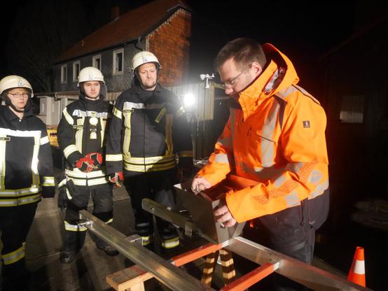 Die Vorführung des Trichters. Ich zeige drei Feuerwehrleuten dan Zusammebau des Trichters.