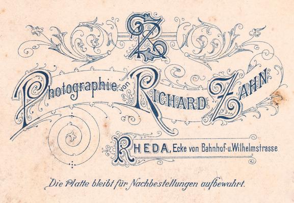 Auf der Rückseite eines Fotos gefunden: Das sehr geschwungene und verspielte Logo der Photographen Richard Zahn aus Rheda. Datum unbekannt, aber vermutlich Anfang des 20. Jahrhunderts.