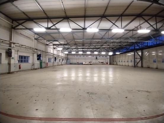 Leere Halle. Nur ein einsames, kleines Flugzeug.