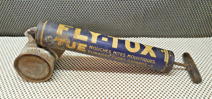 Un pulvérisateur vintage 
FLY-TOX tue mouches moustiques puces cafards etc.
