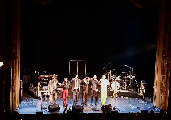 Der Sänger, der Comic-Zeichner und die Band verbeugen sich