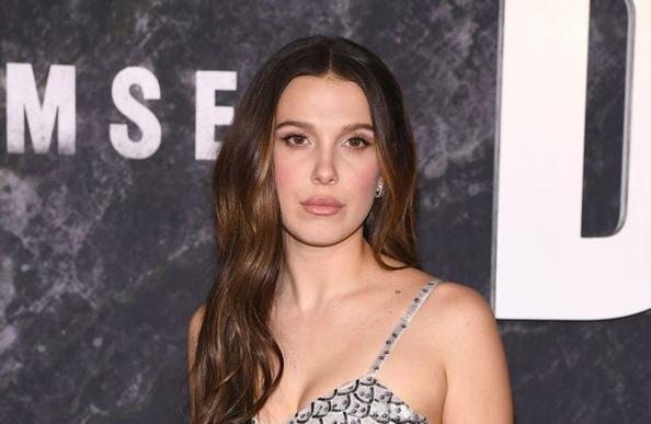 Britse actrice Millie Bobby Brown met lang bruin haar op een première