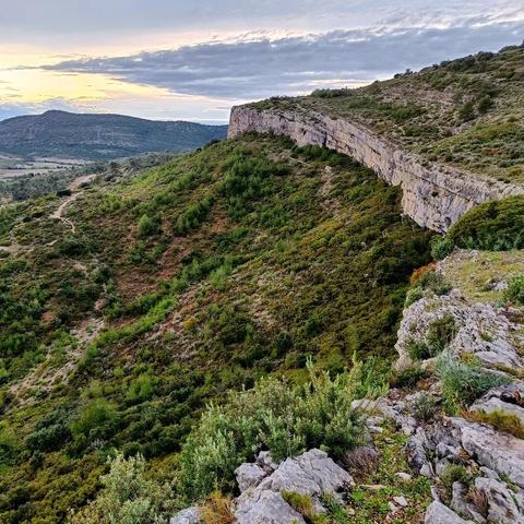 Sur le puech des Mourgues, avec vue sur le pic Saint-Loup pendant le coucher du soleil, par une fin de week-end printannier pluvieux