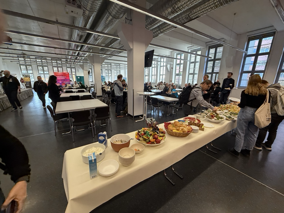 So sieht ein gelungener Start in den ersten Barcamp-Tag aus: Frühstücksbuffet mit frischen Brötchen, Obst und Müsli – und jede Menge Raum für Gespräche mit der Community.