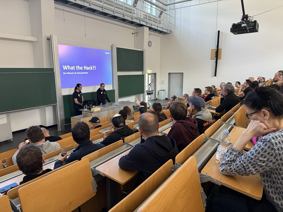 Volles Haus bei der Session „What the Hack?! – Der Mensch als Schwachstelle“. Spannende Einblicke in IT-Sicherheit und jede Menge Aha-Momente – genau so soll ein Barcamp sein!
